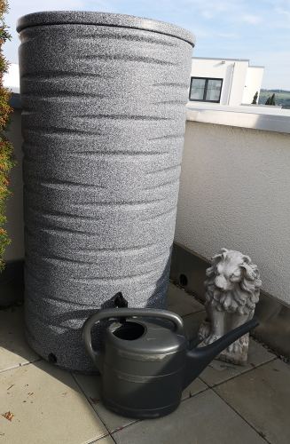 Stylische regentonne mit metallgewinde
