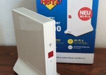 Einleitung Im Zeitalter von Home-Office und Streaming ist ein stabiles, leistungsstarkes WLAN im gesamten Heimnetzwerk unerlässlich. Der AVM FRITZ!Repeater 3000 AX verspricht ultraschnelles Wi-Fi 6 und eine intelligente, automatische Bandauswahl. Mit drei Funkeinheiten und acht Antennen bietet der Repeater eine große Reichweite und einen hohen Datendurchsatz. In diesem Beitrag nehmen wir den AVM FRITZ!Repeater 3000 AX unter die Lupe und zeigen, welche Leistung und Funktionen er zu bieten hat. Ausstattung des AVM FRITZ!Repeater 3000 AX Der AVM FRITZ!Repeater 3000 AX unterstützt das moderne Wi-Fi 6 (WLAN AX) und verfügt über drei Funkeinheiten, die eine Gesamtbandbreite von bis zu 4.200 MBit/s ermöglichen. Dabei werden zwei 5 GHz-Bänder mit einer Bandbreite von jeweils bis zu 3.600 MBit/s und ein 2,4 GHz-Band mit einer Bandbreite von bis zu 600 MBit/s angeboten. Diese leistungsstarke Ausstattung eignet sich besonders für anspruchsvolle Heimnetzwerke, in denen zahlreiche WLAN-Geräte gleichzeitig verwendet werden – beispielsweise beim Streaming, Gaming oder Videokonferenzen. Infos zu Schnittstellen Neben den drahtlosen Verbindungen bietet der AVM FRITZ!Repeater 3000 AX auch zwei ultraschnelle Gigabit-LAN-Anschlüsse. Diese können zum Anschluss weiterer Geräte per Kabel genutzt werden oder um eine LAN-Brücke aufzubauen. Damit ist der Repeater auch für Netzwerke geeignet, in denen nicht alle Geräte über WLAN angebunden werden können oder sollen. AVM FRITZ!Repeater 3000 AX für Mesh geeignet? Der AVM FRITZ!Repeater 3000 AX ist für den Einsatz in WLAN-Mesh-Netzwerken konzipiert. Dabei werden mehrere WLAN-Zugangspunkte zu einem einzigen intelligenten WLAN-Netz mit optimaler Leistung zusammengefasst. Die Installation und Einrichtung des Mesh-Netzwerks ist denkbar einfach und erfolgt per Tastendruck über das WPS-Verfahren (Wi-Fi Protected Setup). Technische Infos des AVM FRITZ!Repeater 3000 AX in der Übersicht Der AVM FRITZ!Repeater 3000 AX bietet eine hohe Leistungsfähigkeit und zahlreiche Funktionen: - Wi-Fi 6 (WLAN AX) Unterstützung - Drei Funkeinheiten mit insgesamt acht Antennen - Gesamtbandbreite von bis zu 4.200 MBit/s - Zwei 5 GHz-Bänder (bis zu 3.600 MBit/s) und ein 2,4 GHz-Band (bis zu 600 MBit/s) - Intelligente, automatische Bandauswahl (Cross-Band-Repeating) - Zwei ultraschnelle Gigabit-LAN-Anschlüsse - Unterstützung für WLAN-Mesh-Netzwerke - Einfache und sichere Installation per WPS - Energieersparnis durch Nachtschaltung für WLAN und ECO-Modus - Lieferumfang: FRITZ!Repeater 3000 AX, Netzteil, Netzwerkkabel, Installationsanleitung Vorteile und Nachteile Zu den Vorteilen des AVM FRITZ!Repeater 3000 AX zählen: - Hohe Leistungsfähigkeit und Bandbreite - Unterstützung von Wi-Fi 6 (WLAN AX) - Einfache Installation und Einrichtung - Geeignet für den Einsatz in WLAN-Mesh-Netzwerken - Zwei Gigabit-LAN-Anschlüsse für kabelgebundene Geräte Einige mögliche Nachteile des Repeaters sind: - Höherer Preis im Vergleich zu einfacheren Repeatern - Für kleine Heimnetzwerke mit geringen Anforderungen möglicherweise überdimensioniert Zielgruppe: Für wen eignet sich der Repeater? Der AVM FRITZ!Repeater 3000 AX eignet sich insbesondere für anspruchsvolle Heimnetzwerke, in denen viele WLAN-Geräte gleichzeitig verwendet werden und eine hohe Bandbreite gefordert ist. Beispiele dafür sind Familien, in denen mehrere Personen gleichzeitig streamen, spielen oder Videokonferenzen abhalten. Auch in größeren Wohnungen oder Häusern mit mehreren Etagen kann der Repeater mit seiner großen Reichweite und stabilen Funkabdeckung punkten. Fazit Der AVM FRITZ!Repeater 3000 AX überzeugt mit einer hohen Leistungsfähigkeit, modernem Wi-Fi 6 und einer intelligenten, automatischen Bandauswahl. Die Unterstützung von WLAN-Mesh-Netzwerken und die einfache Installation machen ihn zu einer attraktiven Lösung für anspruchsvolle Heimnetzwerke. Für Nutzer mit geringeren Anforderungen oder kleineren Wohnungen mag der Repeater jedoch etwas überdimensioniert und preisintensiver sein. Insgesamt bietet der AVM FRITZ!Repeater 3000 AX jedoch eine leistungsstarke und zukunftssichere Erweiterung für das Heimnetzwerk.