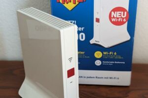 Einleitung Im Zeitalter von Home-Office und Streaming ist ein stabiles, leistungsstarkes WLAN im gesamten Heimnetzwerk unerlässlich. Der AVM FRITZ!Repeater 3000 AX verspricht ultraschnelles Wi-Fi 6 und eine intelligente, automatische Bandauswahl. Mit drei Funkeinheiten und acht Antennen bietet der Repeater eine große Reichweite und einen hohen Datendurchsatz. In diesem Beitrag nehmen wir den AVM FRITZ!Repeater 3000 AX unter die Lupe und zeigen, welche Leistung und Funktionen er zu bieten hat. Ausstattung des AVM FRITZ!Repeater 3000 AX Der AVM FRITZ!Repeater 3000 AX unterstützt das moderne Wi-Fi 6 (WLAN AX) und verfügt über drei Funkeinheiten, die eine Gesamtbandbreite von bis zu 4.200 MBit/s ermöglichen. Dabei werden zwei 5 GHz-Bänder mit einer Bandbreite von jeweils bis zu 3.600 MBit/s und ein 2,4 GHz-Band mit einer Bandbreite von bis zu 600 MBit/s angeboten. Diese leistungsstarke Ausstattung eignet sich besonders für anspruchsvolle Heimnetzwerke, in denen zahlreiche WLAN-Geräte gleichzeitig verwendet werden – beispielsweise beim Streaming, Gaming oder Videokonferenzen. Infos zu Schnittstellen Neben den drahtlosen Verbindungen bietet der AVM FRITZ!Repeater 3000 AX auch zwei ultraschnelle Gigabit-LAN-Anschlüsse. Diese können zum Anschluss weiterer Geräte per Kabel genutzt werden oder um eine LAN-Brücke aufzubauen. Damit ist der Repeater auch für Netzwerke geeignet, in denen nicht alle Geräte über WLAN angebunden werden können oder sollen. AVM FRITZ!Repeater 3000 AX für Mesh geeignet? Der AVM FRITZ!Repeater 3000 AX ist für den Einsatz in WLAN-Mesh-Netzwerken konzipiert. Dabei werden mehrere WLAN-Zugangspunkte zu einem einzigen intelligenten WLAN-Netz mit optimaler Leistung zusammengefasst. Die Installation und Einrichtung des Mesh-Netzwerks ist denkbar einfach und erfolgt per Tastendruck über das WPS-Verfahren (Wi-Fi Protected Setup). Technische Infos des AVM FRITZ!Repeater 3000 AX in der Übersicht Der AVM FRITZ!Repeater 3000 AX bietet eine hohe Leistungsfähigkeit und zahlreiche Funktionen: - Wi-Fi 6 (WLAN AX) Unterstützung - Drei Funkeinheiten mit insgesamt acht Antennen - Gesamtbandbreite von bis zu 4.200 MBit/s - Zwei 5 GHz-Bänder (bis zu 3.600 MBit/s) und ein 2,4 GHz-Band (bis zu 600 MBit/s) - Intelligente, automatische Bandauswahl (Cross-Band-Repeating) - Zwei ultraschnelle Gigabit-LAN-Anschlüsse - Unterstützung für WLAN-Mesh-Netzwerke - Einfache und sichere Installation per WPS - Energieersparnis durch Nachtschaltung für WLAN und ECO-Modus - Lieferumfang: FRITZ!Repeater 3000 AX, Netzteil, Netzwerkkabel, Installationsanleitung Vorteile und Nachteile Zu den Vorteilen des AVM FRITZ!Repeater 3000 AX zählen: - Hohe Leistungsfähigkeit und Bandbreite - Unterstützung von Wi-Fi 6 (WLAN AX) - Einfache Installation und Einrichtung - Geeignet für den Einsatz in WLAN-Mesh-Netzwerken - Zwei Gigabit-LAN-Anschlüsse für kabelgebundene Geräte Einige mögliche Nachteile des Repeaters sind: - Höherer Preis im Vergleich zu einfacheren Repeatern - Für kleine Heimnetzwerke mit geringen Anforderungen möglicherweise überdimensioniert Zielgruppe: Für wen eignet sich der Repeater? Der AVM FRITZ!Repeater 3000 AX eignet sich insbesondere für anspruchsvolle Heimnetzwerke, in denen viele WLAN-Geräte gleichzeitig verwendet werden und eine hohe Bandbreite gefordert ist. Beispiele dafür sind Familien, in denen mehrere Personen gleichzeitig streamen, spielen oder Videokonferenzen abhalten. Auch in größeren Wohnungen oder Häusern mit mehreren Etagen kann der Repeater mit seiner großen Reichweite und stabilen Funkabdeckung punkten. Fazit Der AVM FRITZ!Repeater 3000 AX überzeugt mit einer hohen Leistungsfähigkeit, modernem Wi-Fi 6 und einer intelligenten, automatischen Bandauswahl. Die Unterstützung von WLAN-Mesh-Netzwerken und die einfache Installation machen ihn zu einer attraktiven Lösung für anspruchsvolle Heimnetzwerke. Für Nutzer mit geringeren Anforderungen oder kleineren Wohnungen mag der Repeater jedoch etwas überdimensioniert und preisintensiver sein. Insgesamt bietet der AVM FRITZ!Repeater 3000 AX jedoch eine leistungsstarke und zukunftssichere Erweiterung für das Heimnetzwerk.